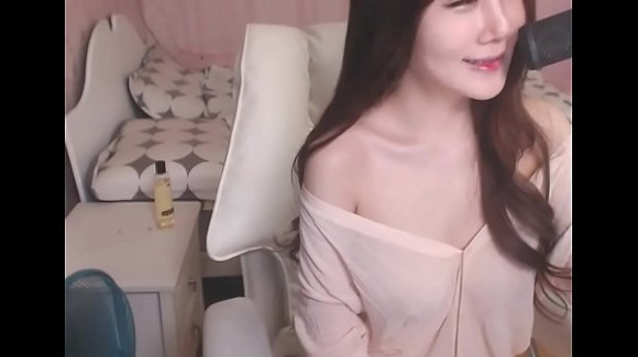 Gái xinh Hàn Quốc show hàng trên live